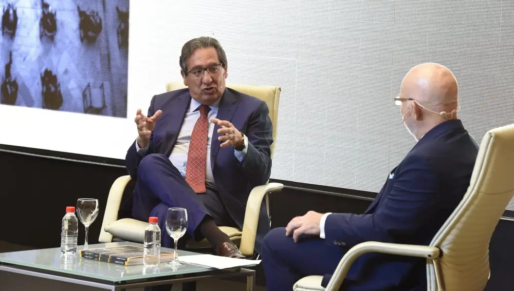 El presidente de la Fundación Cajasol, Antonio Pulido, dialoga con el periodista Jesús Vigorra