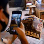  El periódico hongkonés “Apple Daily” sale este jueves por última vez asfixiado por la presión china