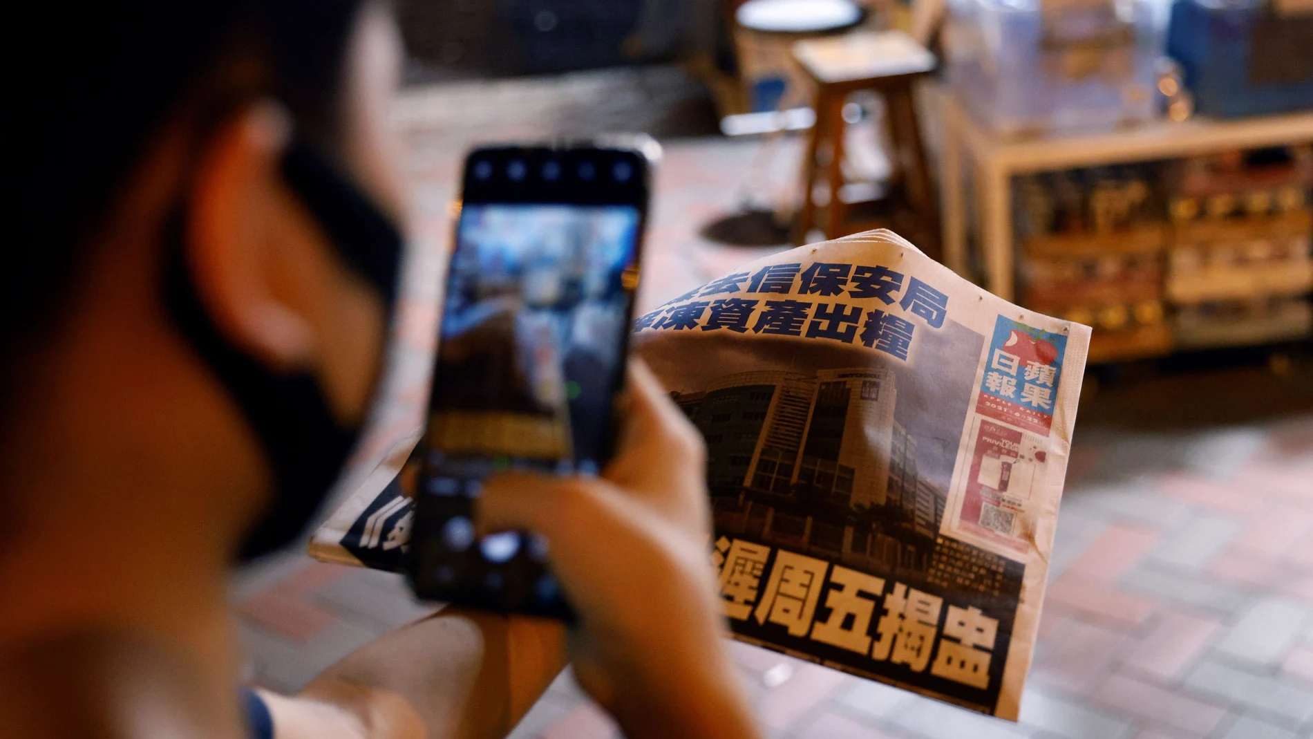 Un hombre saca una foto a la última edición del diario Apple Daily