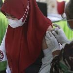 Una mujer reacciona tras recibir la vacuna Sinovac en Indonesia