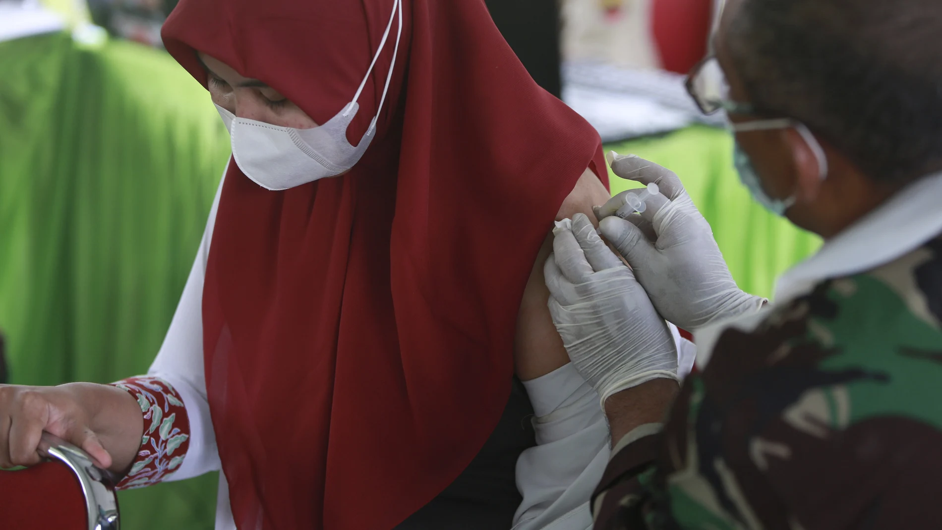 Una mujer reacciona tras recibir la vacuna Sinovac en Indonesia