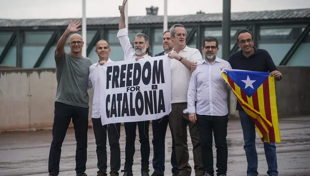 Los siete líderes independentistas en su salida de la cárcel de Lledoners