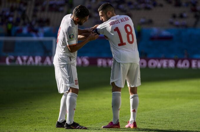 Koke deja el brazalete a Jordi Alba en el partido de España frente a Eslovaquia en la Eurocopa 2021