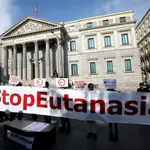 Protesta en contra de la eutanasia frente al Congreso de los Diputados