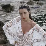 Teresa Bass con vestido blanco de estilo ibicenco/Instagram @teresa_bass
