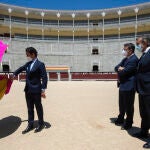 El torero y director gerente del Centro Asuntos Taurinos de la Comunidad de Madrid, Miguel Abellán, simula que torea durante la visita a la Plaza de Toros de las Ventas,