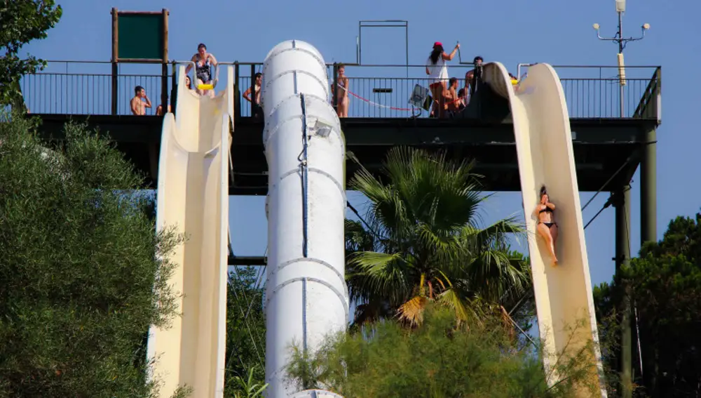 El Kamikaze es una caída casi vertical de 17 metros en el parque de Aquabrava