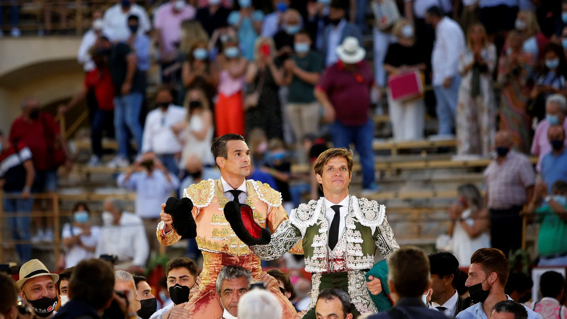 GRAF7466. ALICANTE, 24/06/2021.- Los diestros Jose Mari Manzanares (i) y Julián López "El Juli" salen por la puerta grande a hombros tras la corrida de toros de la Feria de Hogureas de San Juan 2021,