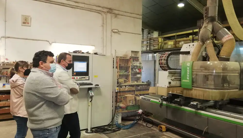El presidente de la Diputación de Zamora, Francisco José Requejo, visita la fábrica de muebles "Femical"