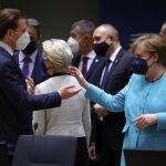 La canciller Angela Merkel charla con su homólogo austriaco, Sebastian Kurz en Bruselas
