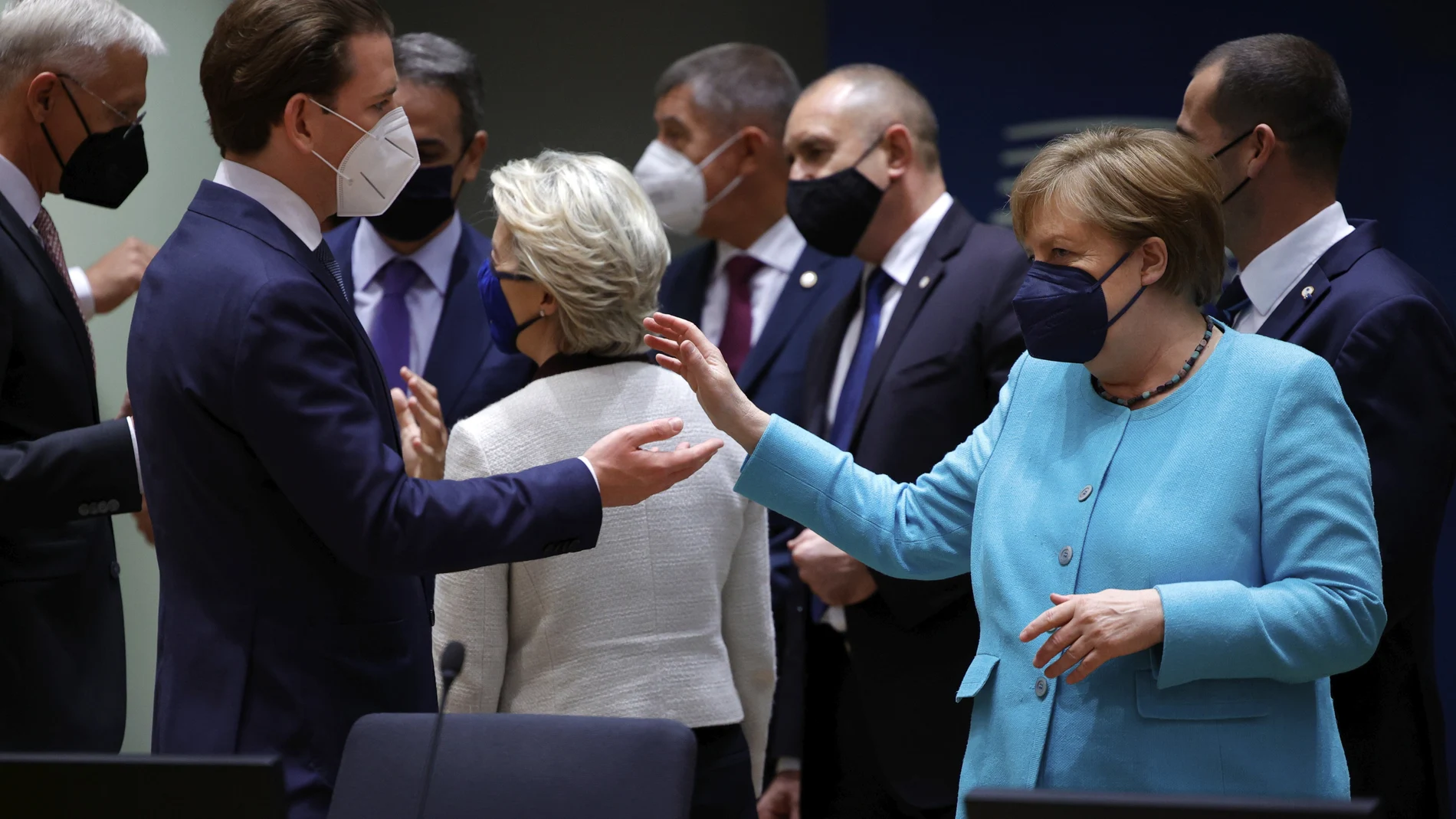 La canciller Angela Merkel charla con su homólogo austriaco, Sebastian Kurz en Bruselas