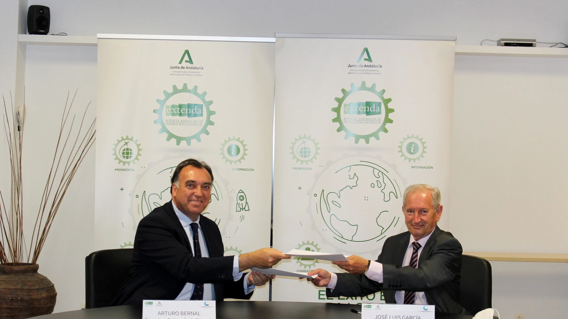 El consejero delegado de Extenda, Arturo Bernal, y el presidente del Clúster Marítimo Naval de Cádiz, José Luis García-Zaragoza, durante la firma del acuerdo de colaboración