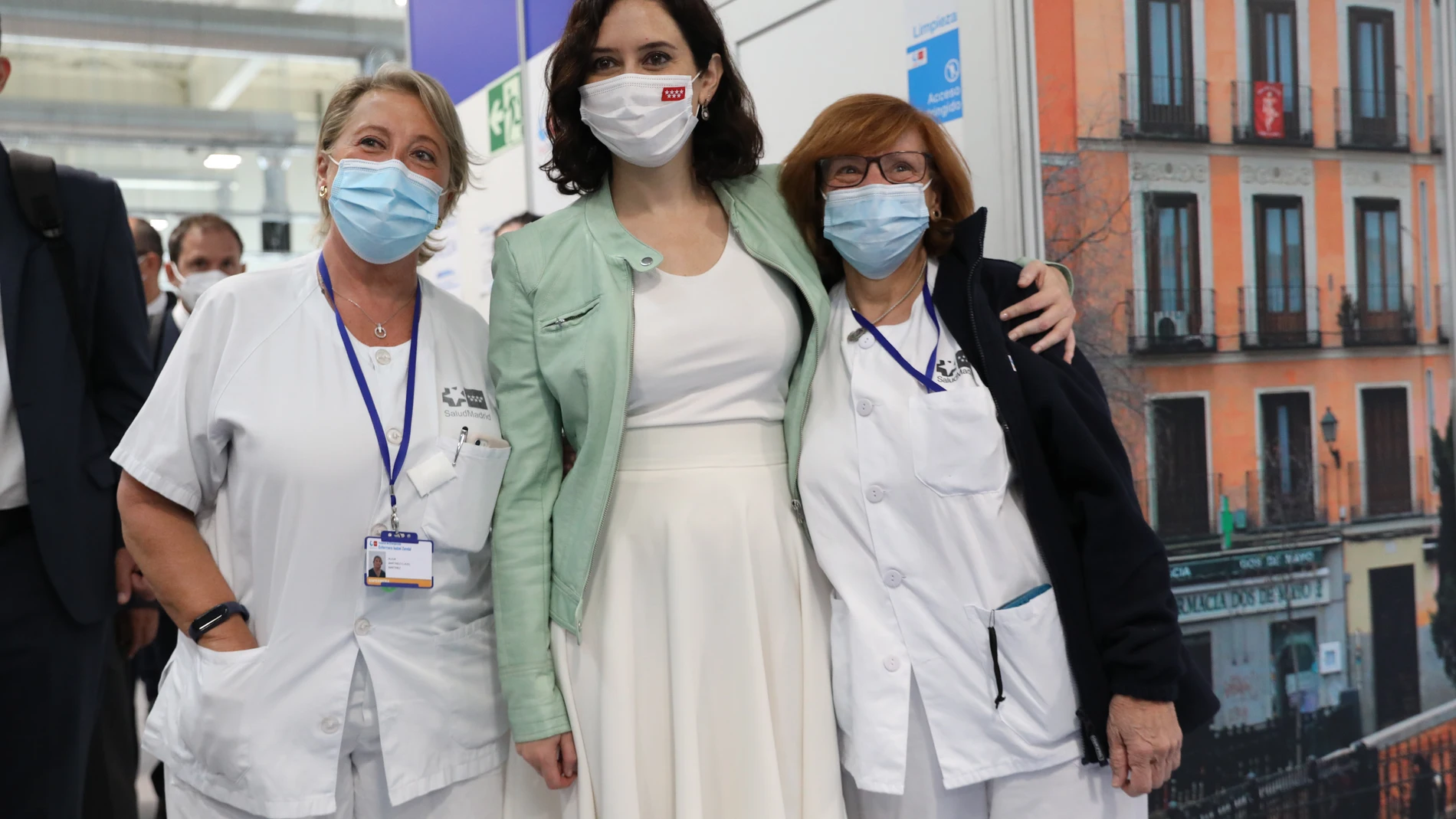 La presidenta de la Comunidad de Madrid, Isabel Díaz Ayuso, posa con dos trabajadoras sanitarias durante su visita al Hospital Enfermera Isabel Zendal