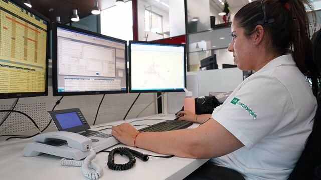 Una operadora en la sala regional de 112 Andalucía