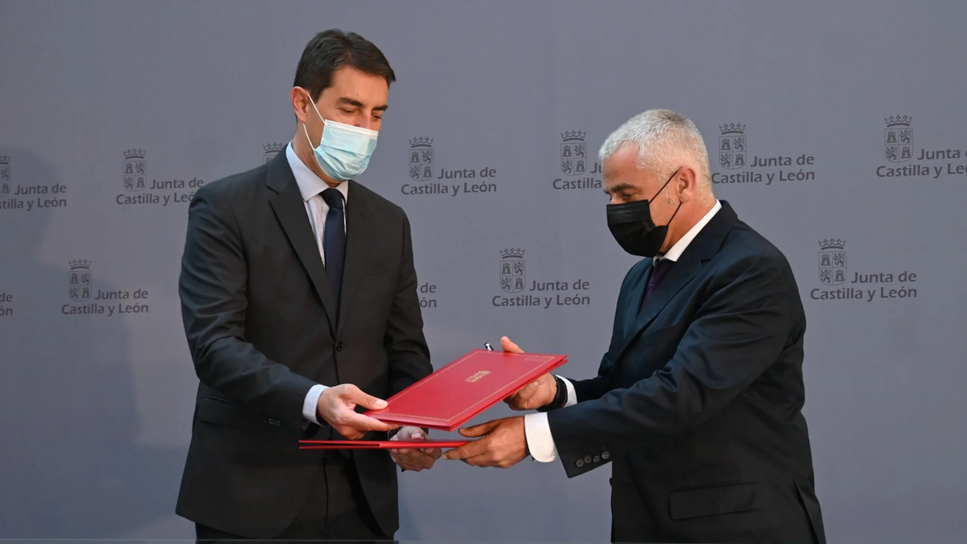El consejero de la Presidencia, Ángel Ibáñez, firma el protocolo con Sebastián Nogales, presidente de la Asociación Víctimas del Terrorismo de Castilla y León
