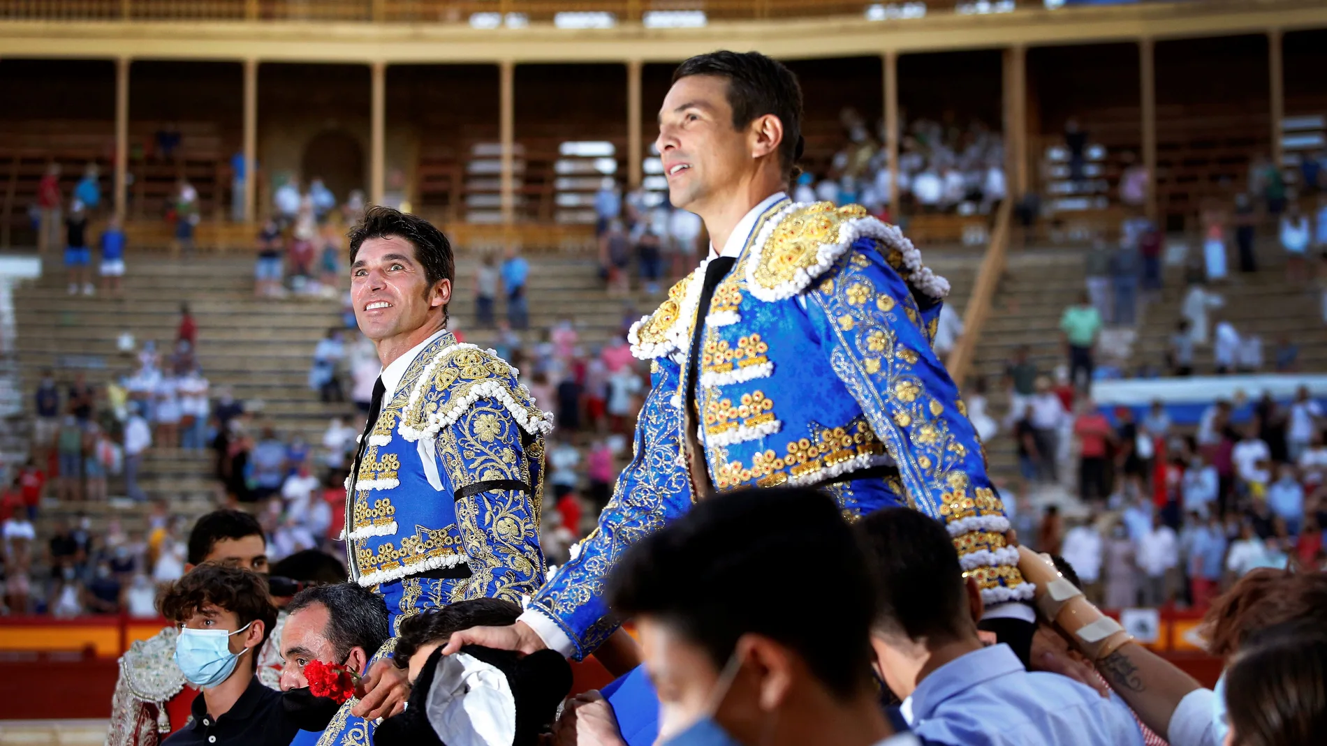 GRAF8163. ALICANTE, 25/06/2021.- Los diestros José María Manzanares (i) y Cayetano salen a hombros tras la corrida de toros de la Feria de Hogureas de San Juan 2021, celebrada este viernes en la plaza de toros de Alicante. EFE / Manuel Lorenzo