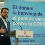 El presidente de la Generalitat, Pere Aragonès, atiende a los medios tras cecibir la primera dosis de la vacuna contra la COVID-10, en el recinto de Fira de Barcelona, antes de visitar las instalaciones de este punto de vacunación.