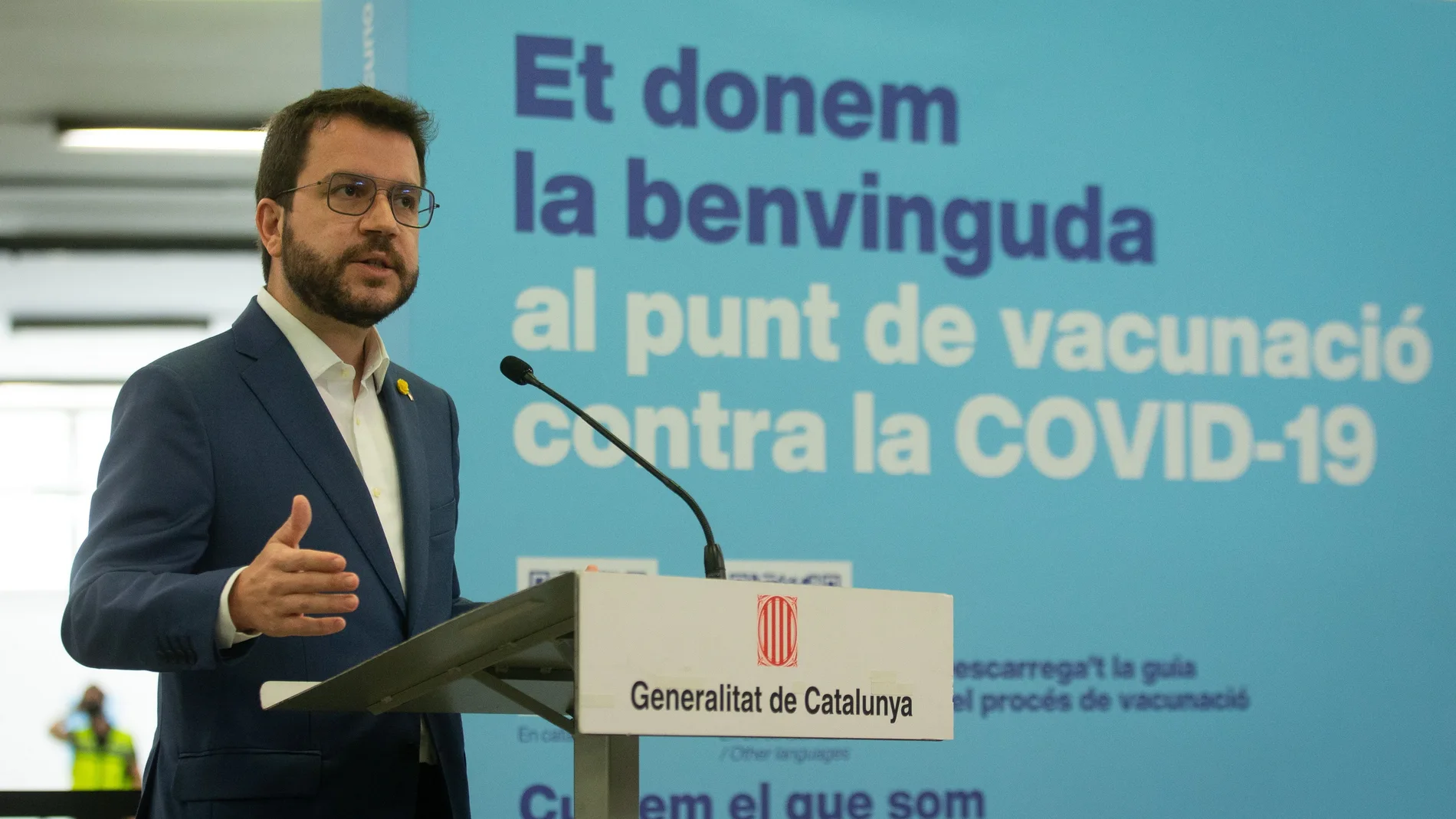 El presidente de la Generalitat, Pere Aragonès, atiende a los medios tras cecibir la primera dosis de la vacuna contra la COVID-10, en el recinto de Fira de Barcelona, antes de visitar las instalaciones de este punto de vacunación.