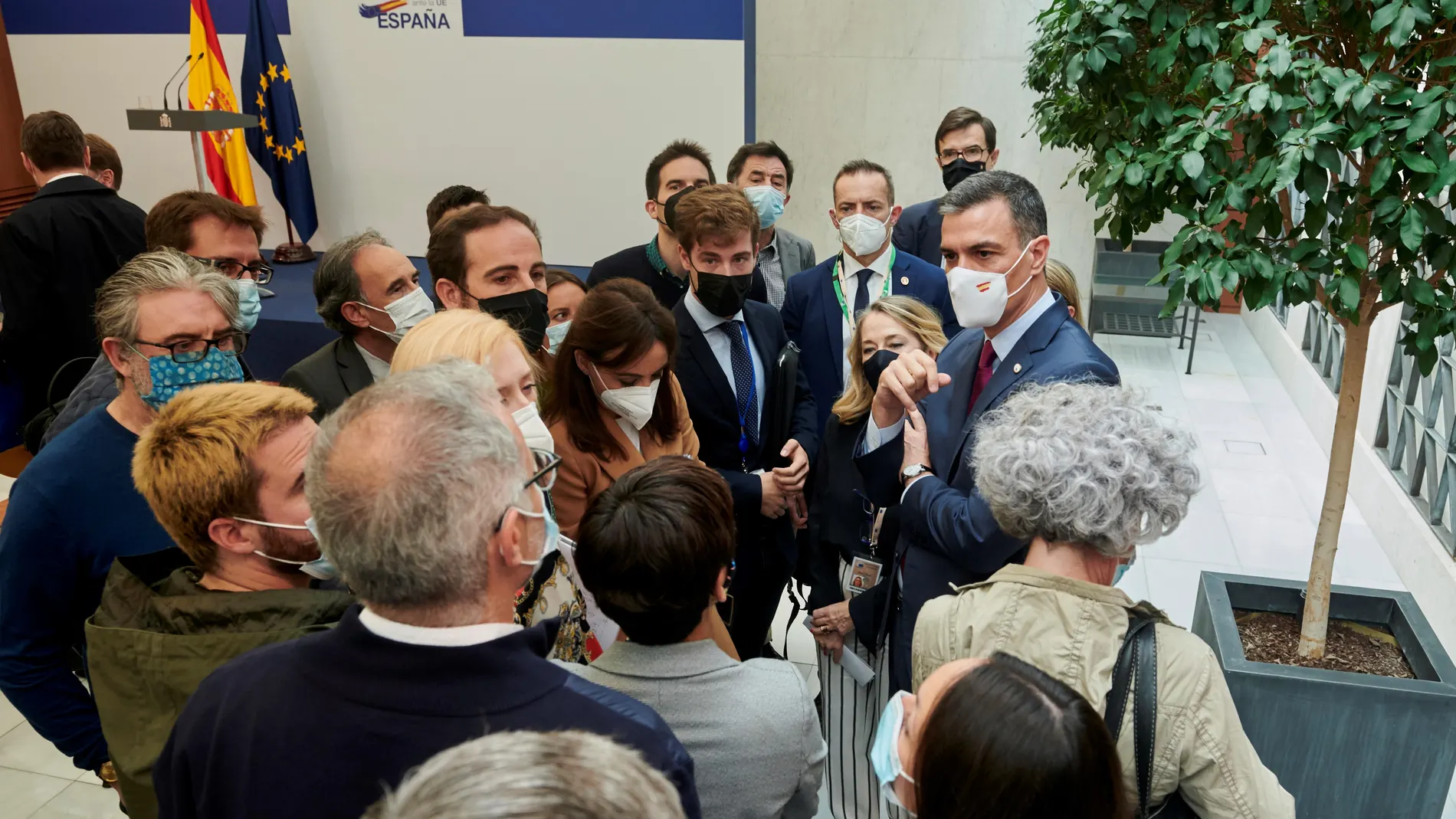 El presidente del Gobierno, Pedro Sánchez, en un corrillo con periodistas en Bruselas