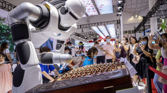 En la primera Feria Internacional de Bienes de Consumo de China, un robot musical inteligente tocó música folclórica china clásica con el Yangqin, lo que incitó a los visitantes a detenerse para escuchar, el 9 de mayo de 2021