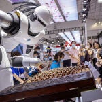 En la primera Feria Internacional de Bienes de Consumo de China, un robot musical inteligente tocó música folclórica china clásica con el Yangqin, lo que incitó a los visitantes a detenerse para escuchar, el 9 de mayo de 2021