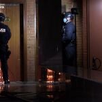 Imagen de agentes de los Mossos d'Esquadra durante el operativo de desarticulación de una presunta banda criminal dedicada al tráfico de cocaína, marihuana y armas en Barcelona