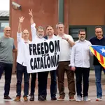 Siete de los nueve indultados por el Gobierno, a las puertas de la prisión de Lledoners (Barcelona) tras ser puestos en libertad
