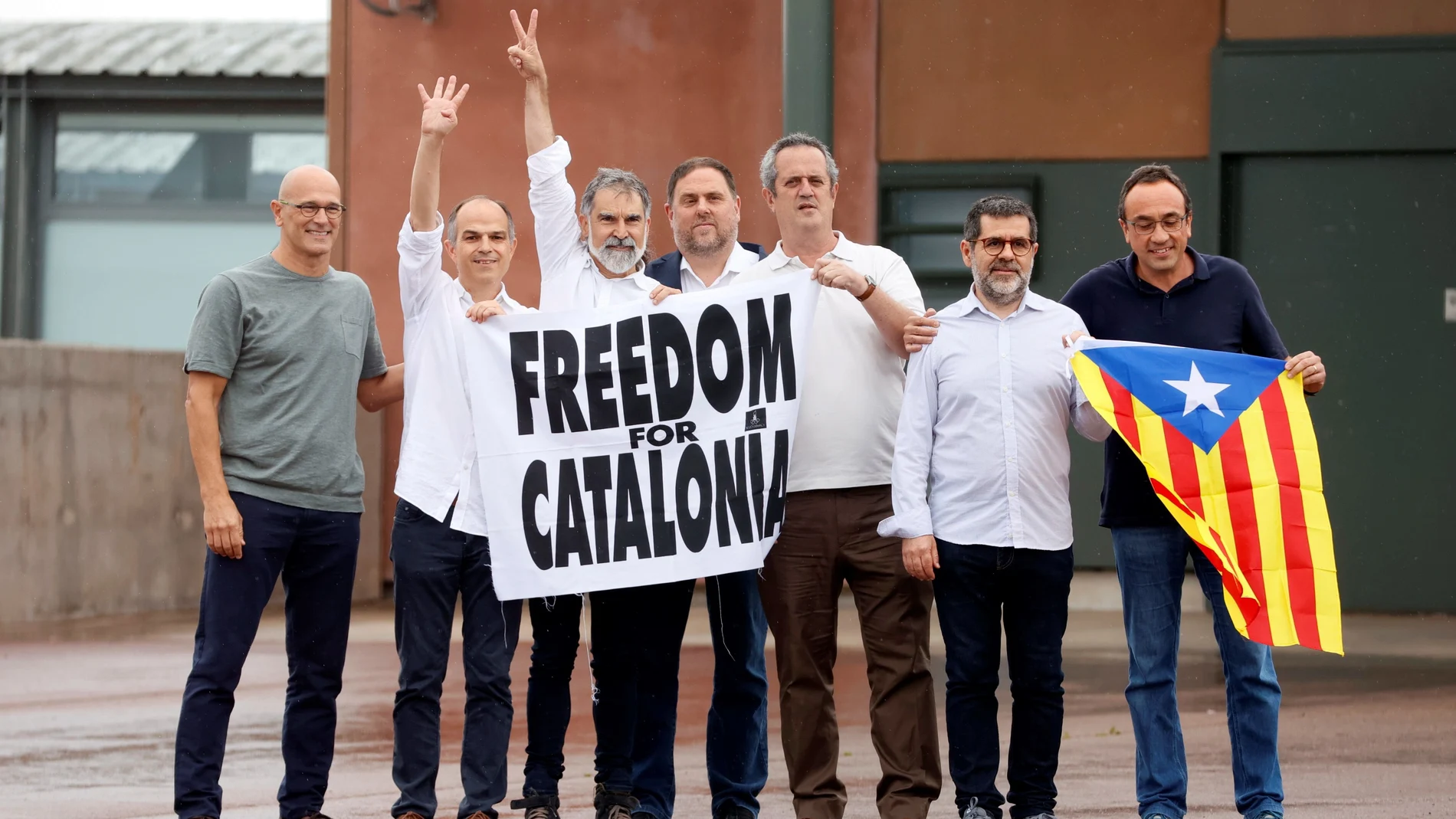 Siete de los nueve indultados por el Gobierno, a las puertas de la prisión de Lledoners (Barcelona) tras ser puestos en libertad