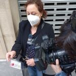 Una madre muestra en Guipúzcoa el test de saliva de su hija, que ha estado de viaje de estudios en Mallorca, donde se ha producido un brote de covid