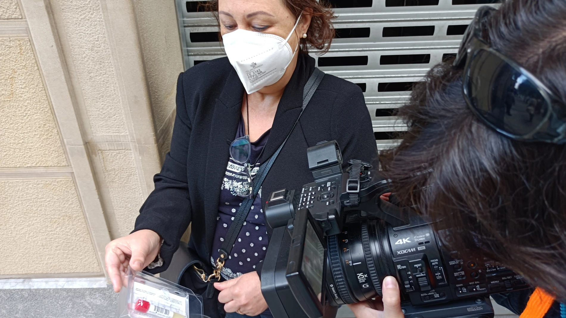Una madre muestra en Guipúzcoa el test de saliva de su hija, que ha estado de viaje de estudios en Mallorca, donde se ha producido un brote de covid