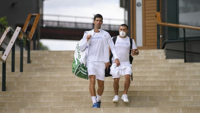 Novak Djokovic se dirige a una sesión de entrenamiento en el All England Tennis Club