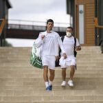 Novak Djokovic se dirige a una sesión de entrenamiento en el All England Tennis Club