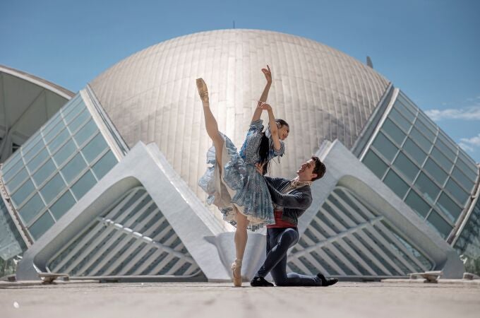 Bailarines de la Compañía Nacional de Danza frente a la Ciudad de las Artes y las Ciencias