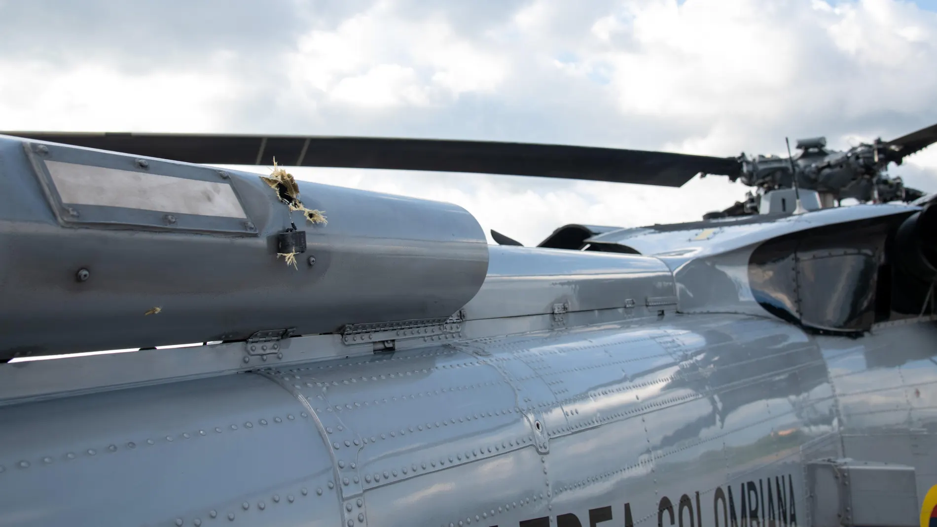 Imagen con los impactos de bala en el helicóptero en el que viajaba el presidente de Colombia, Iván Duque