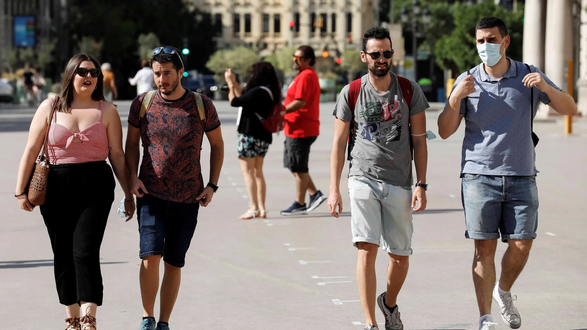Varias personas sin mascarilla por el centro de Valencia este sábado