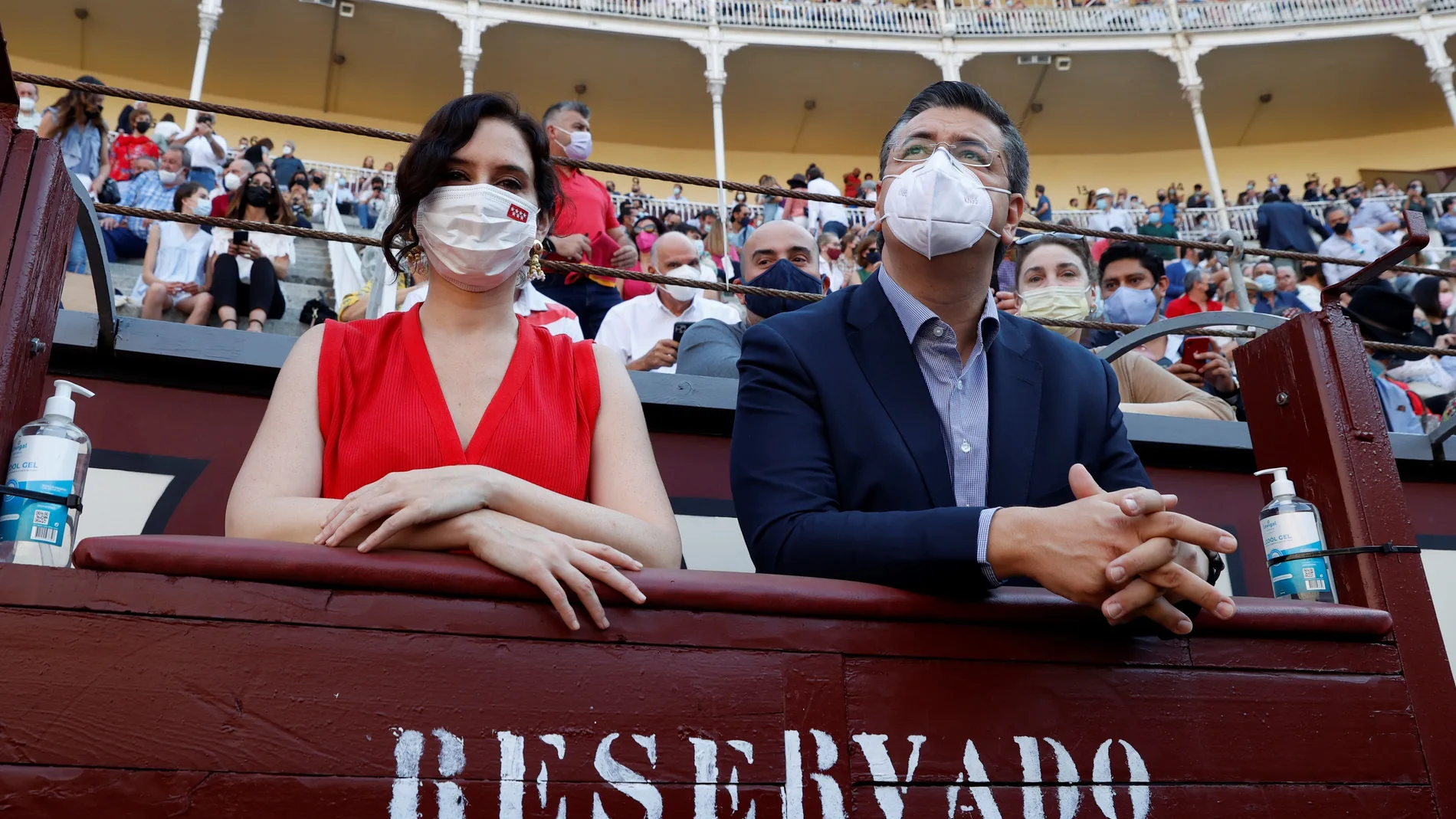 MADRID, 26/06/2021.-La presidenta de la Comunidad de Madrid Isabel Díaz Ayuso, en la corrida extraordinaria con toros de Victorino Martín para los diestros Manuel Escribano, Sergio Serrano y Fortes, esta tarde en la Plaza de Toros de Las Ventas. EFE/J.J. Guillén