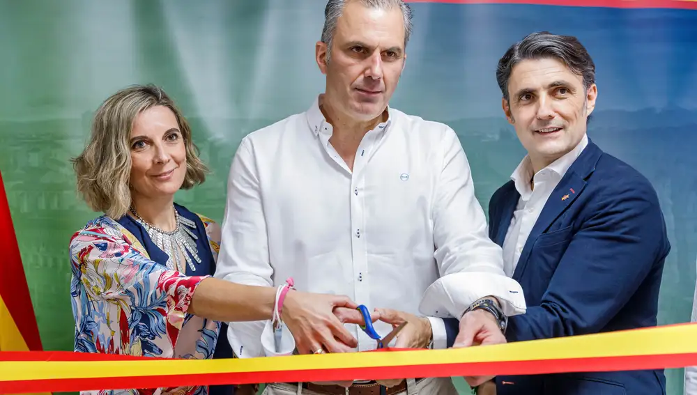 El secretario general de Vox, Javier Ortega Smith, inaugura la nueve sede del partido en Segovia