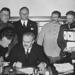Firma del pacto Ribbentrop-Molotov con, entre otros, Stalin al fondo