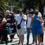 Turistas y sevillanos con y sin mascarillas por las calles de Sevilla