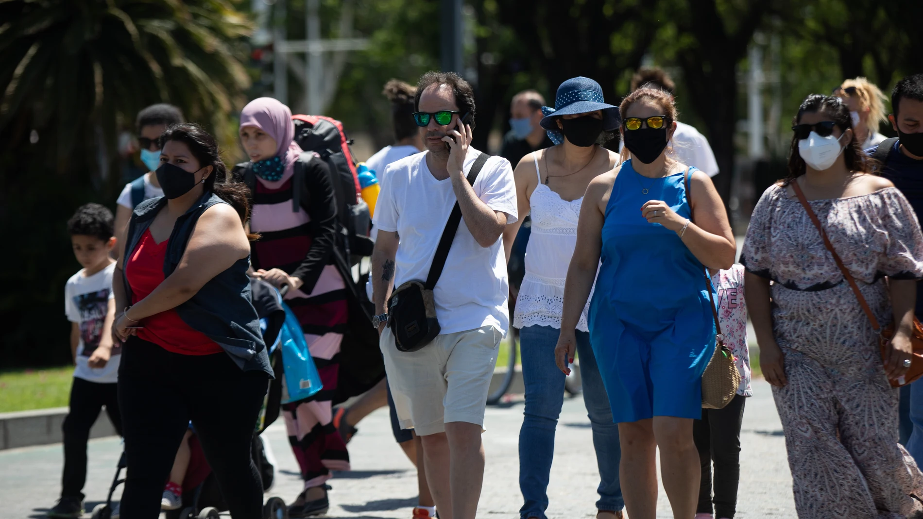 Turistas y sevillanos con y sin mascarillas por las calles de Sevilla