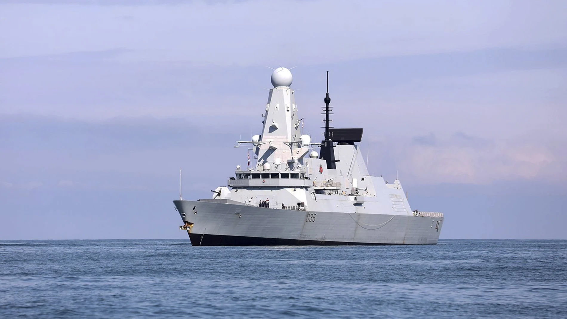 El Kremlin aseguró haber hecho disparos de advertencia al destructor británico «HMS Defender» cuando éste se adentró tres kilómetros en aguas de Crimea. AP
