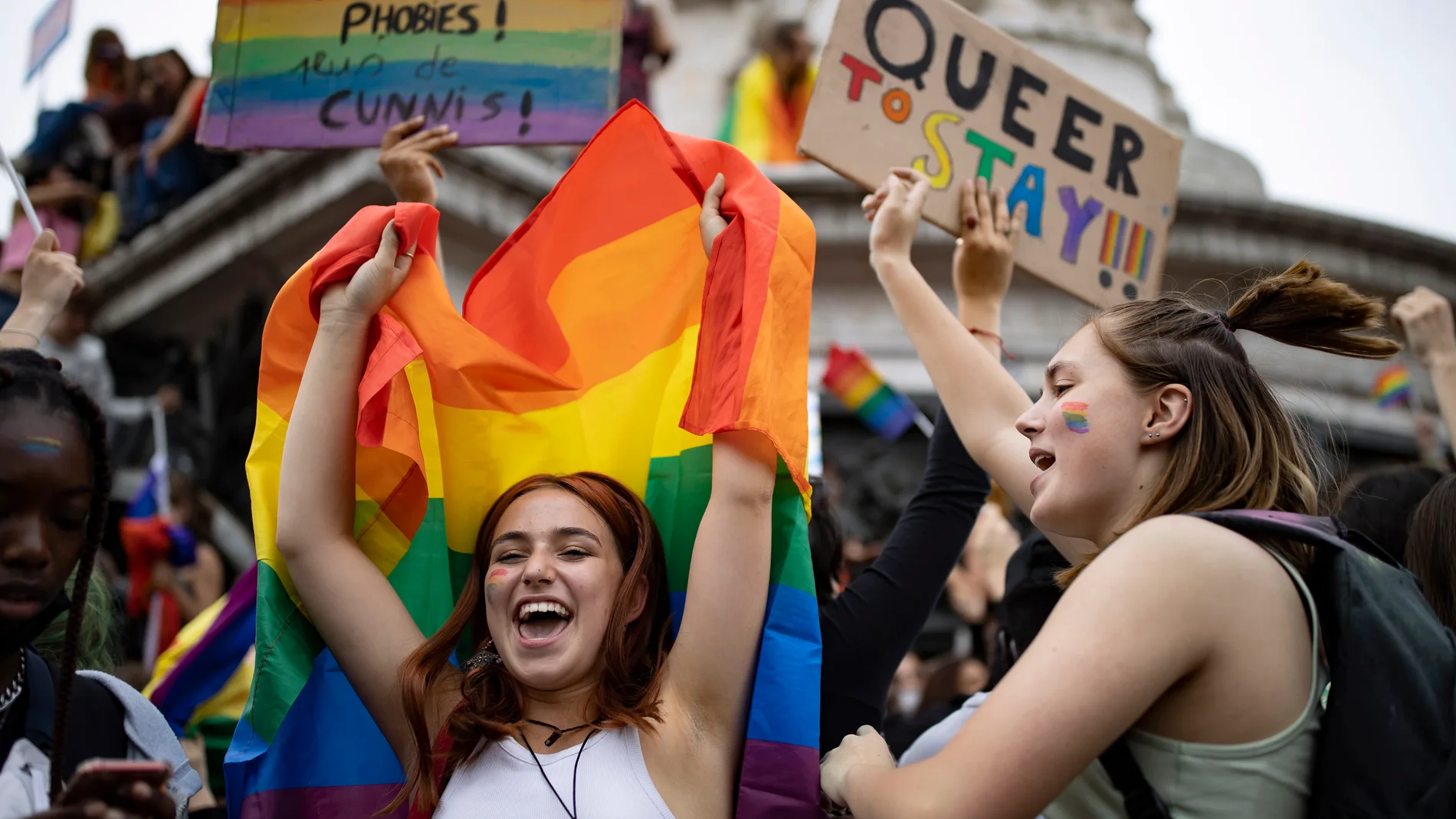 Los participantes ondean banderas del arcoíris en un desfile del Orgullo