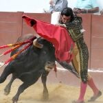 GRAF8968. LEÓN, 26/06/2021.- El diestro Morante de la Puebla, que cortó una oreja, da un pase con la muleta al primero de su lote, durante la primera corrida de la Feria de San Juan y San Pedro celebrada este sábado en la plaza de toros de León. EFE/J. Casares