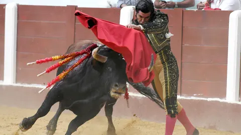 GRAF8968. LEÓN, 26/06/2021.- El diestro Morante de la Puebla, que cortó una oreja, da un pase con la muleta al primero de su lote, durante la primera corrida de la Feria de San Juan y San Pedro celebrada este sábado en la plaza de toros de León. EFE/J. Casares