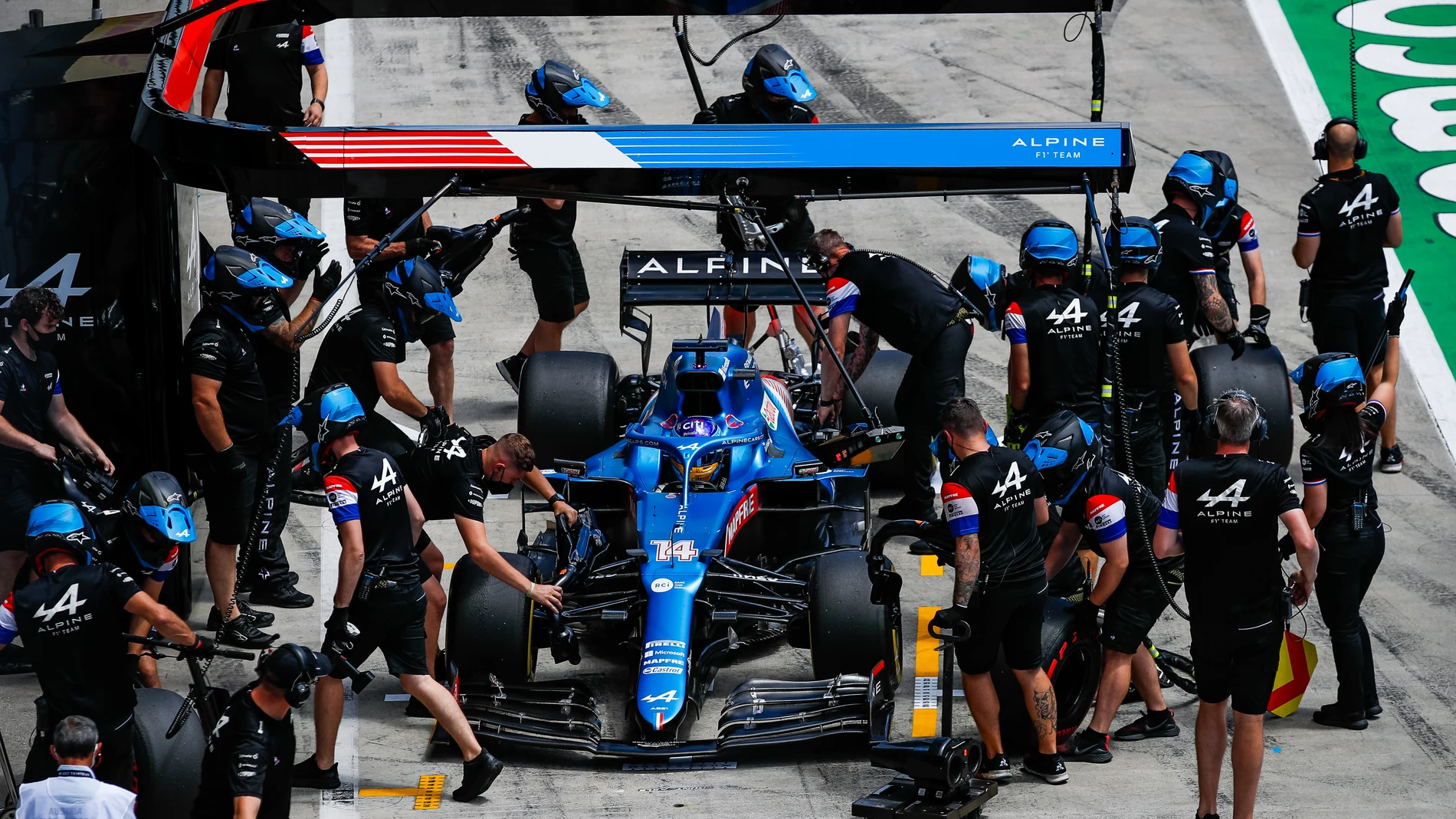 Fernando Alonso y los mecánicos del equipo Alpine