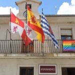 Bandera LGTBI colgada en el ayuntamiento de Torrecaballeros en Segovia