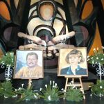 El cuadro de Luis Donaldo Colosio (izda), candidato del PRI a la presidencia de México asesinado en 1994, y de su esposa Diana Laura Riojas de Colosio (dcha), muerta meses después del crimen, son exhibidos en el Polyforum Cultural Siqueiros, de la capital mexicana