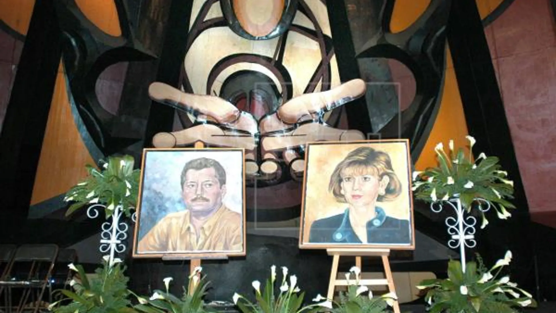 El cuadro de Luis Donaldo Colosio (izda), candidato del PRI a la presidencia de México asesinado en 1994, y de su esposa Diana Laura Riojas de Colosio (dcha), muerta meses después del crimen, son exhibidos en el Polyforum Cultural Siqueiros, de la capital mexicana