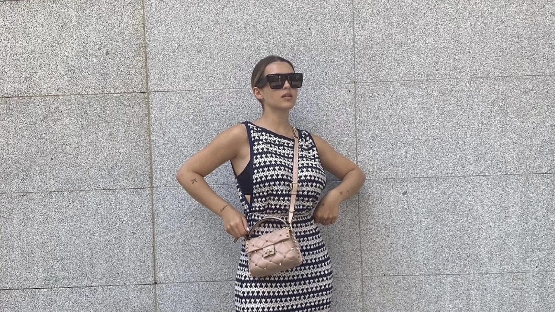 Alba Díaz con vestido estampado de Andres Sarda y zapatillas/ Instagram @albadiazmartin