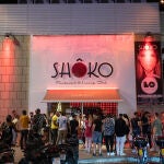 Jóvenes hacen cola para entrar a la discoteca Shoko